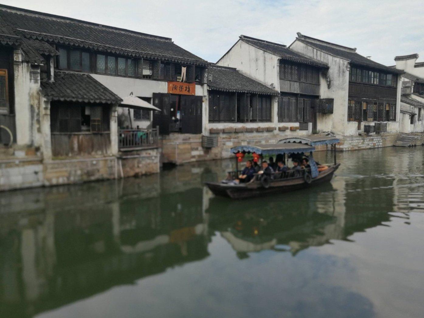 52岁李英爱新剪了短发年轻20岁，穿橙红色连衣裙，美得像换了个人